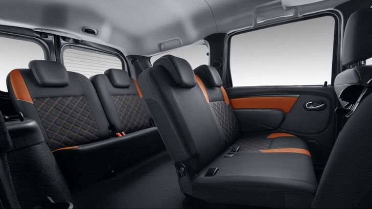 Салон семиместного LADA Largus