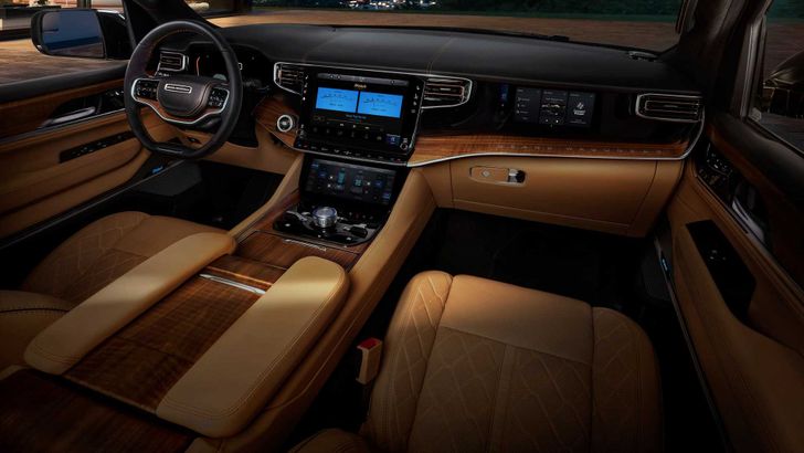 Интерьер Jeep Grand Wagoneer