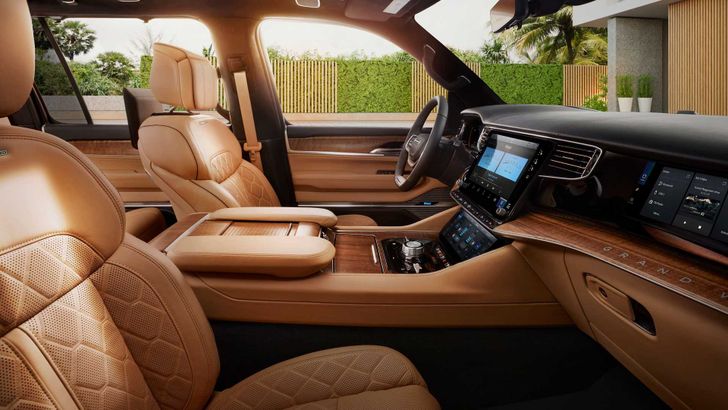 Интерьер Jeep Grand Wagoneer