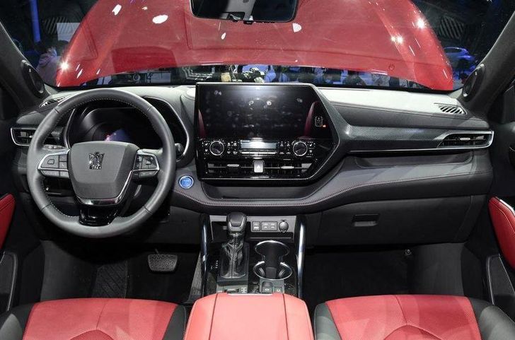 Интерьер Toyota Crown Kluger