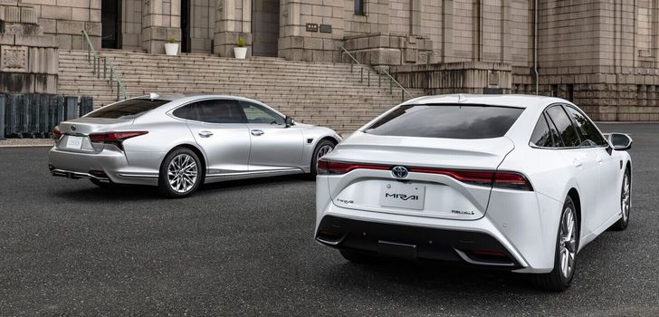 Lexus LS и Toyota Mirai с автопилотом