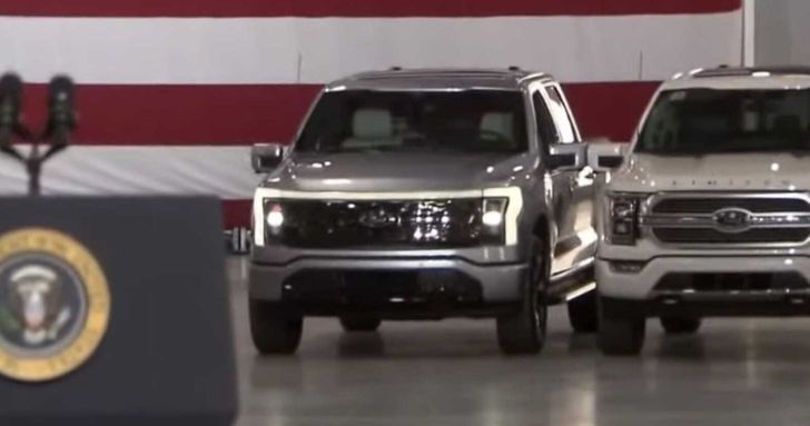 Президент США Джо Байден провел тест-драйв нового электропикапа Ford в Мичигане