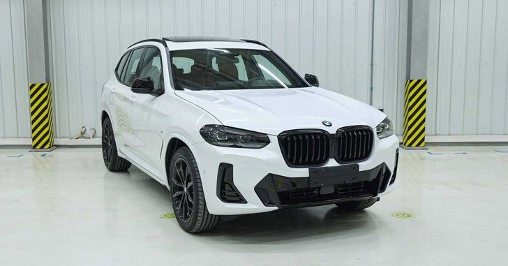 В Сети опубликованы первые снимки обновленного кроссовера BMW X3 2022 года