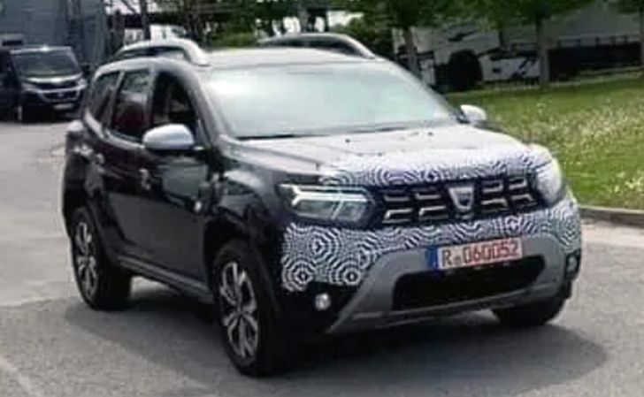Появились свежие снимки обновленного кроссовера Dacia Duster 2022 года
