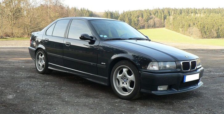 Назван ТОП-3 дешевых седанов для парней