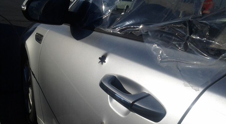 Дверь автомобиля