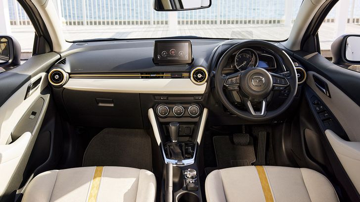 Интерьер Mazda 2