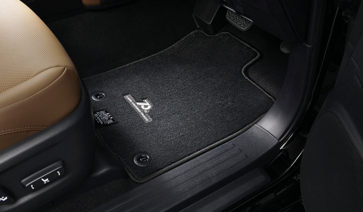 Салон юбилейного Toyota Land Cruiser Prado