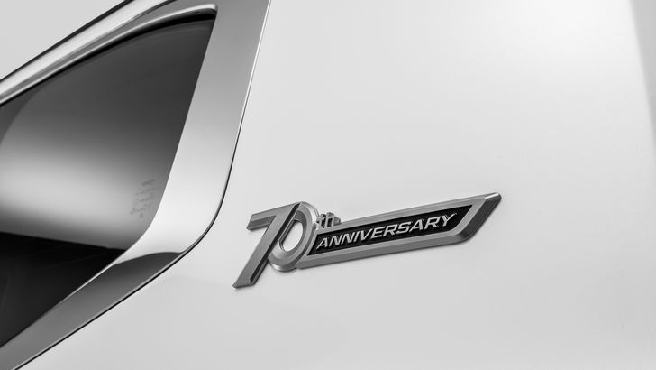 Юбилейная эмблема Toyota Land Cruiser 300