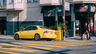 Автомобиль и пешеходный переход