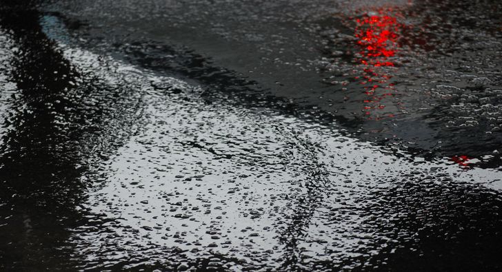 Водителям в РФ объяснили, как удалить битумные пятна и не повредить лакокрасочное покрытие