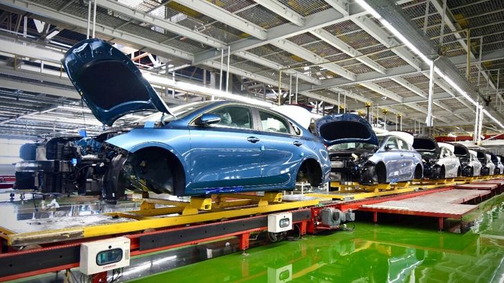 Автоэксперт Сергей Удалов предрёк остановку автопрома в РФ из-за санкций в 2022 году