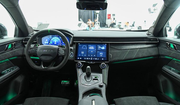 Интерьер Lynk&Co 05+