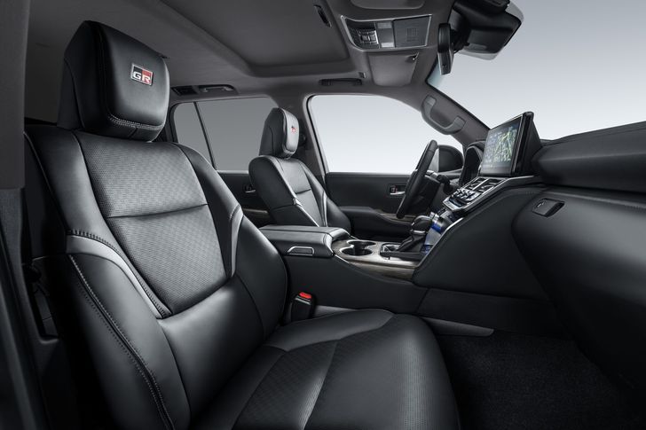 Интерьер Toyota Land Cruiser GR Sport (2)