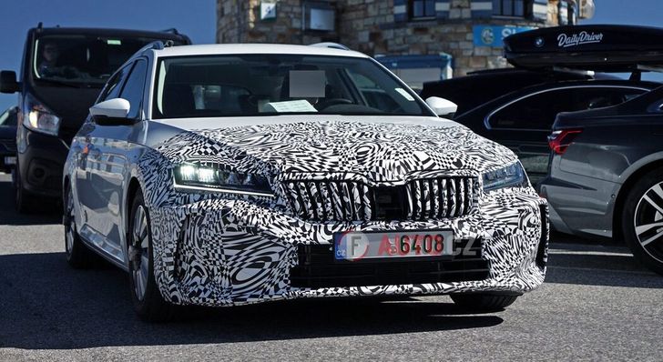Skoda вывела на тесты универсал Skoda Superb нового поколения