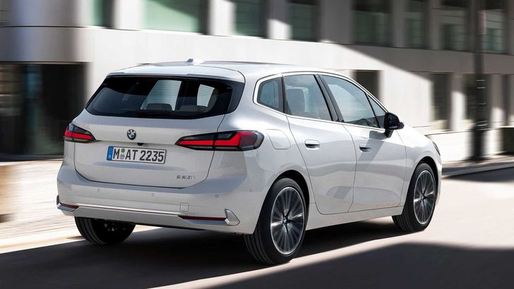 Новый Active Tourer сохранил привычную переднеприводную платформу UKL со стойками McPherson спереди и независимой многорычажкой сзади