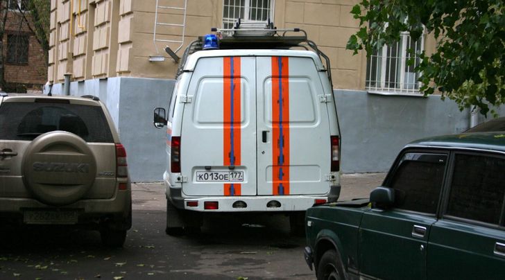 Автоэксперт Хресин напомнил правила разъезда в жилых дворах в России