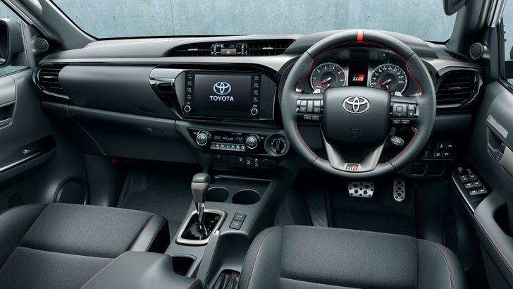 Интерьер Toyota Hilux GR Sport