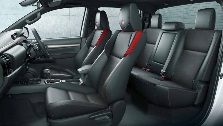 Интерьер Toyota Hilux GR Sport