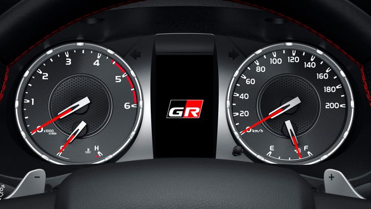 Интерьер Toyota Hilux GR Sport