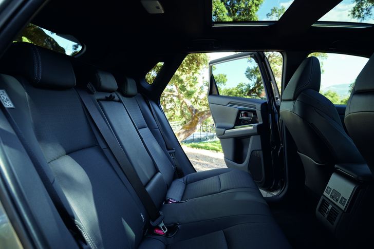 Интерьер Toyota bZ4X