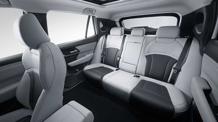 Интерьер Mitsubishi Airtrek