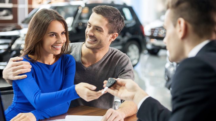 При какой ключевой ставке россияне ринутся в автосалоны: прогноз дилеров