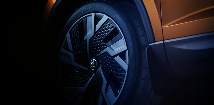 Марка Skoda показала на видео обновленный кроссовер Skoda Karoq 2022 модельного года