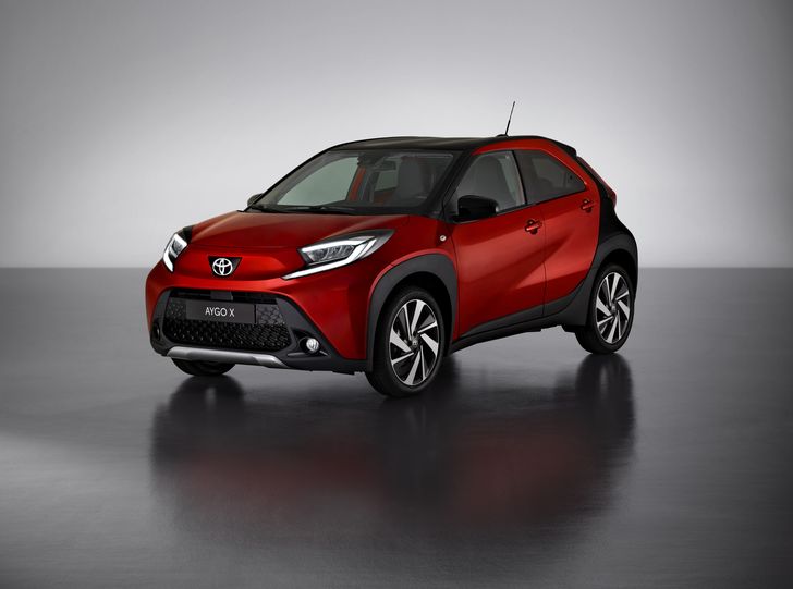 Компания Toyota представила в Европе новый компактный кроссовер Toyota Aygo X 2022 года