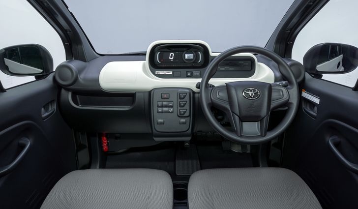 Интерьер Toyota C+ Pod