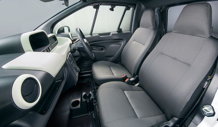 Интерьер Toyota C+ Pod