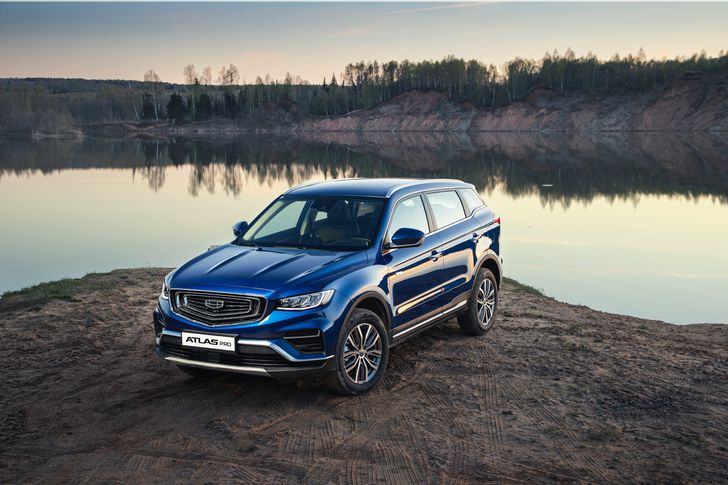 Geely объявила в РФ комплектации и цены на кроссовер Geely Atlas Pro с передним приводом