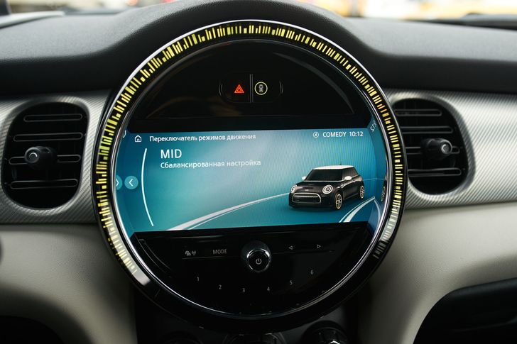 Интерьер MINI Cooper SE