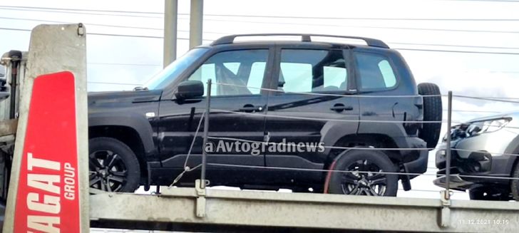 LADA Niva Travel Black на автовозе