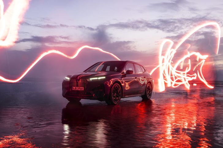 Компания BMW представила новый электрический кроссовер BMW iX M60 5 января 2022 года