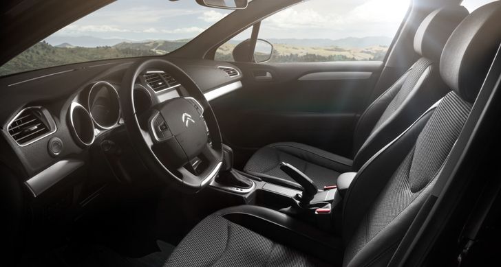 Автоэксперт Попов разъяснил необходимость появления розетки в автомобилях