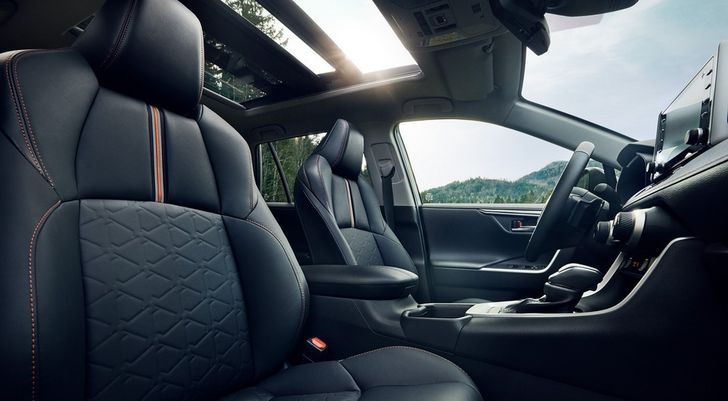 Интерьер Toyota RAV4 для Европы