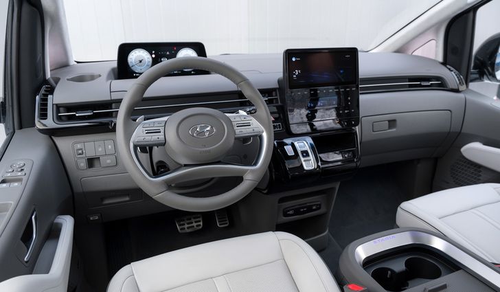 Интерьер Hyundai Staria