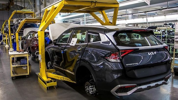 Объем мощностей по выпуску легковых машин в РФ сократился с 3 марта 2022 года на 45%