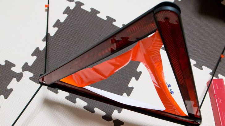 Почти все водители-мужчины в РФ всегда возят с собой домкрат и знак аварийной остановки