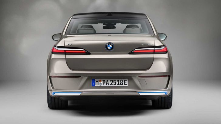 BMW i7