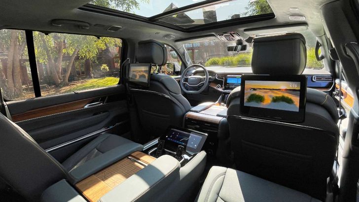 Интерьер Jeep Wagoneer L