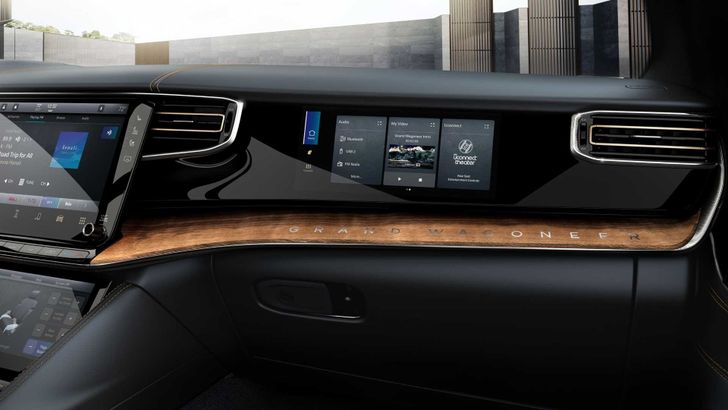 Интерьер Jeep Wagoneer L