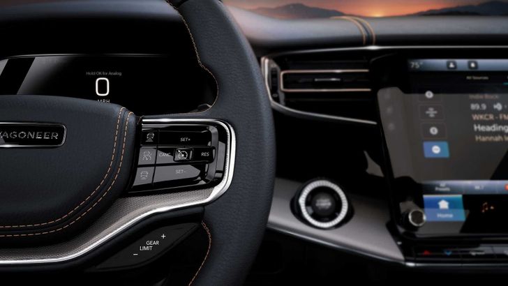 Интерьер Jeep Wagoneer L