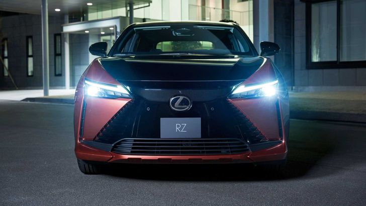 Первый электрокар Lexus появился в продаже в России. Его привезут под заказ