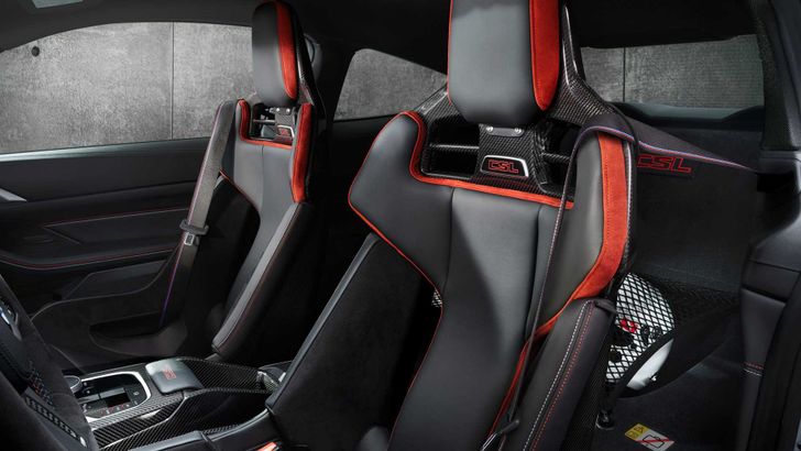 Интерьер BMW M4 CSL