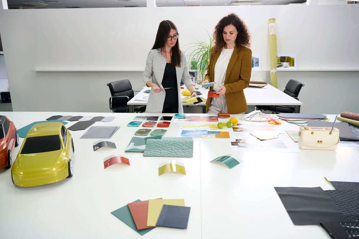 Дизайнеры обсуждают материалы, используемые в новых ID. Buzz