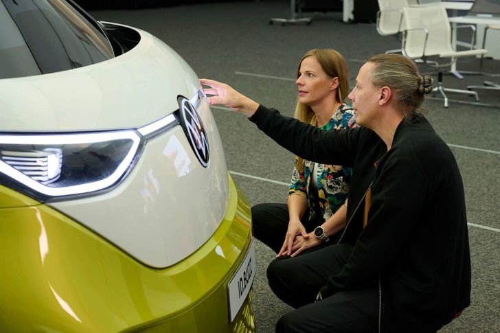 Дизайнеры Volkswagen обсуждают фары ID.Buzz
