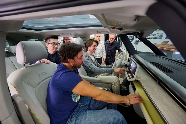 Дизайнеры в салоне нового Volkswagen ID.Buzz