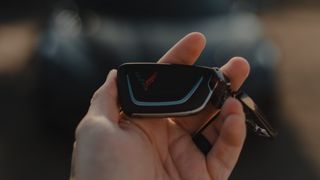 Брелок автосигнализации в руках